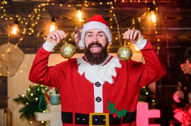 Noel hazırlığı. Noel hediyelerini bekle. Mutlu noeller. Noel Baba şapkalı adam. Mutlu sakallı adam elf. Noel Baba, Noel ağacı dekoru. Kış kutlaması. Yeni yıl hediyeleri. Noel süslemesi