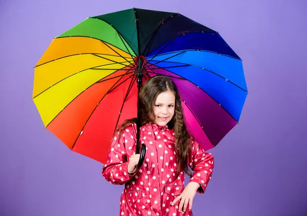 비옷입은 여자 애. 비를 막아주는 장치. 레인보우. 가을 패션. 쾌활하고 명랑 한 성격의 어린이. 화려 한 우산을 두른 행복 한 어린 소녀. 좋은 날이야. 신선 한 공기와 완벽 한 경치 — 스톡 사진