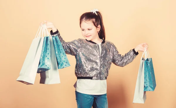 Por que não? Criança alegre. Menina com presentes. No centro comercial. Vendas e descontos. loja de varejo. Poupança de compra de férias. Moda e estilo. cliente com pacote. Menina pequena com sacos de compras — Fotografia de Stock