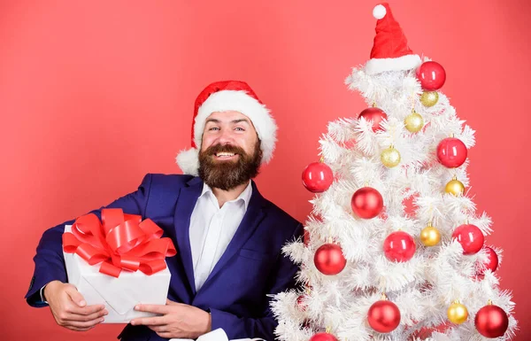Obchod se suvenýry. Vánoční večírek. Muž vousatý hipster formální oblek vánoční strom držet dárkové krabice. Vánoční dárky. Zimní prázdniny. Boxerský den. Sdílení laskavosti a štěstí. Připravte dárky pro všechny — Stock fotografie