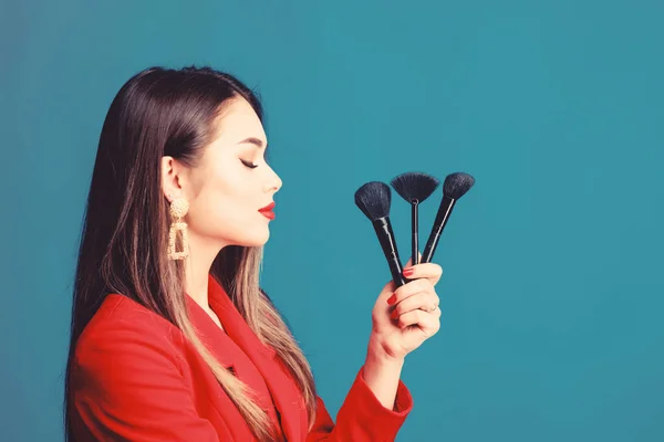 Elle a l'air en forme et confiante. Magasin professionnel de fournitures de maquillage. Cours de maquillage. Magnifique dame maquiller lèvres rouges. Femme attrayante appliquant une brosse de maquillage. Un teint parfait. Superbe beauté — Photo