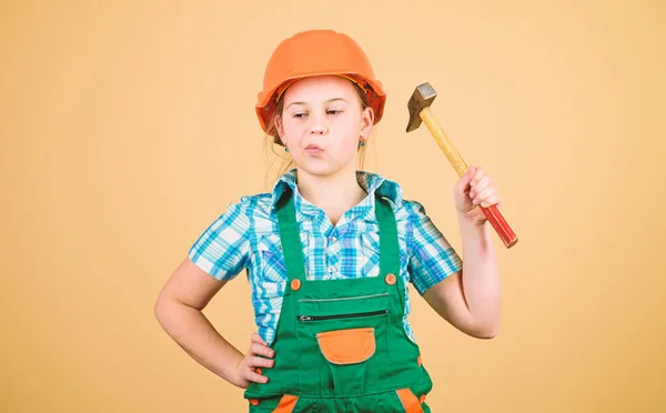 Profissão futura. Miúda construtora. Construa você mesmo o seu futuro. Iniciativa criança menina chapéu duro construtor de capacete trabalhador. Ferramentas para melhorar a si mesmo. Desenvolvimento de cuidados infantis. Construtor arquiteto engenheiro — Fotografia de Stock