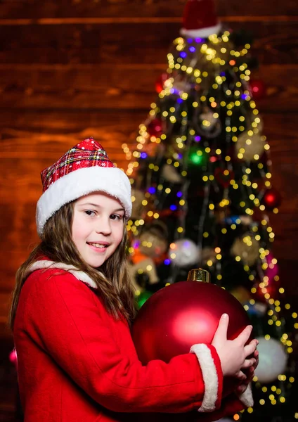 Brillante juguete grande. Ambiente festivo el día de Navidad. Chica traje de Santa Claus celebrar grandes adornos árbol de navidad bola. Decoraciones navideñas. Me encanta decorar todo a su alrededor. Feliz Navidad. —  Fotos de Stock