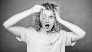 Biyoloji deneyi. Örnek formül beher ile sürpriz öğrenci. Kimya araştırma sonuçları. Kimyasal şişeyi sıvı ile tutan bir kız. Okulun laboratuvarındaki bilim adamı. Okul dersi. Eğitici kavram