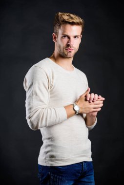 Kendi tarzında. Erkek bakımı. Tıraşsız adam. Model. Sıradan bir tarz. Erkek cinselliği. Erkek modası. Adam modaya uygun görünüyor. Berber dükkanı konsepti. Erkek kot giysisi. Yakışıklı adam. Güven ve karizma