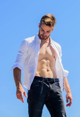 Mükemmel erkek. Seksi maço adam. Sakallı adam gündelik tarzda. Yakışıklı bir manken. Kaslı adam seksi gövde. Güçlü bir atlet göbeği. Spor hocası. Spor sağlıklı bir hayattır. vücut arzusu