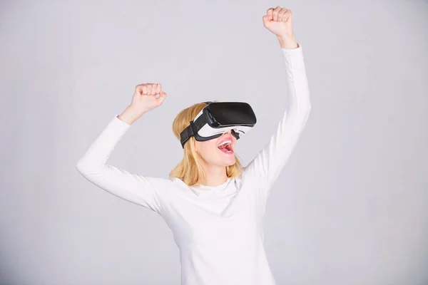 Frau mit vr Gerät. Porträt einer Frau in weißer Bluse mit Virtual-Reality-Brille auf dem Kopf isoliert auf grauem Hintergrund. Hübsche Frau spielt Spiel in Virtual-Reality-Brille. — Stockfoto