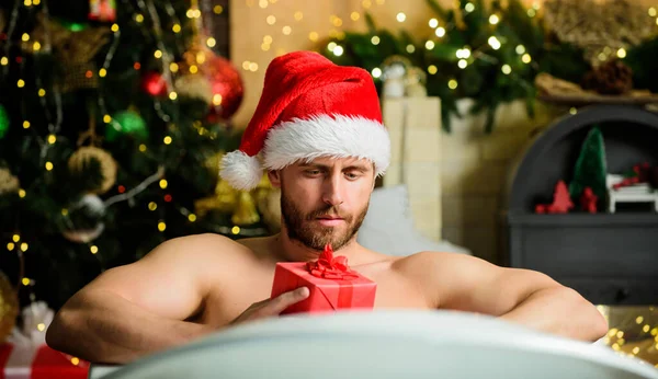 Γυμνό σώμα. Το καλύτερο Χριστουγεννιάτικο δώρο. Χριστουγεννιάτικο σπα. Χειμερινή διακόσμηση φόντο. σέξι μπάνιο ώριμων αντρών. χειμερινές διακοπές. Ευτυχισμένο το νέο έτος δώρο. ερωτική επιθυμία. Νιώστε πειρασμό. μυώδης άνθρωπος χαλαρώστε μπανιέρα — Φωτογραφία Αρχείου
