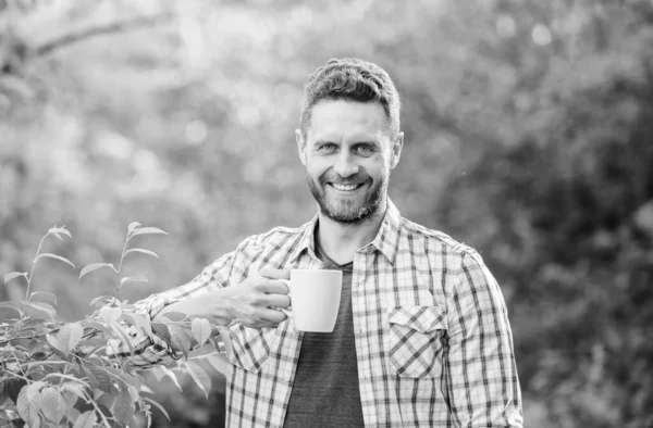 Beber té al aire libre. vida ecológica para el hombre. hombre en el bosque verde. café de la mañana. estilo de vida saludable. naturaleza y salud. hora del desayuno. hombre feliz con una taza de té. Disfrutando del café de la mañana —  Fotos de Stock