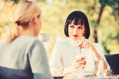 kahve zamanı. Kafede toplantı. moda güzelliği. bisiness öğle yemeği. kadın frienship. Kahve ile rahatlayın. mutlu arkadaşlar kızlar kafede buluşuyor. Mutlu öğle yemeği. Sabah kahvesi içiyor. Daha fazla kahve