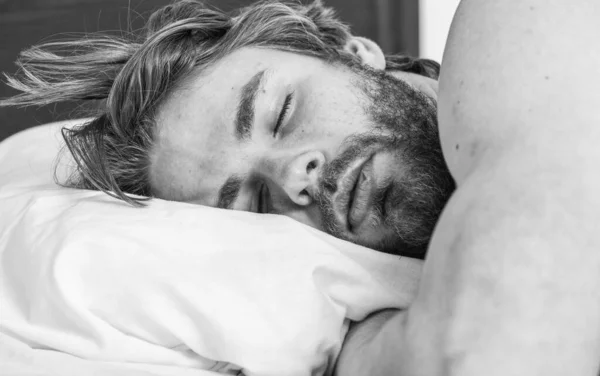 Kap a megfelelő és következetes mennyiségű alvás minden éjjel. Szakértői tippek a jobb alvás. Szakállas ember alszik a párna pihentető arc. Mennyi alvás valójában szüksége van. Ember jóképű srác feküdt az ágyban — Stock Fotó