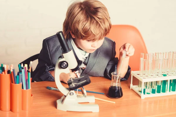 Vida ao microscópio. experimentos científicos com microscópio em laboratório. Cientista universitário a estudar ciências. O rapazinho faz experiências científicas. Ciências Biológicas. Um rapazinho na aula. De volta à escola — Fotografia de Stock