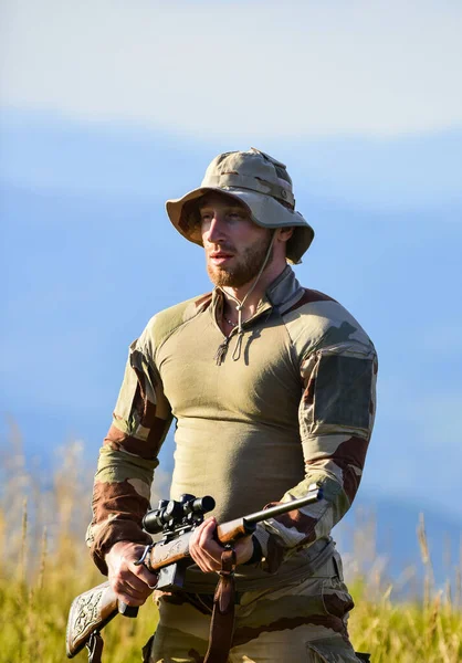 Uniforme militar. conceito de loja de armas. Licença de arma. Caçador em camuflagem. segurança da democracia. defensor da pátria. Um homem armado. moda masculina militar. tempo de guerra. soldado em serviço — Fotografia de Stock