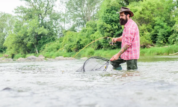 Die Fischerei stellt diese Verbindung mit der gesamten Lebenswelt her. Finden Sie Ruhe. Hobby Angeln. Bartfischer fangen Forellen mit Kescher. Angeln ist erstaunlich zugänglicher Freizeitsport — Stockfoto