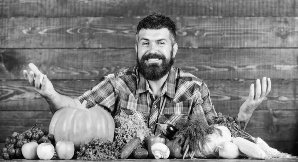 Un granjero de estilo rústico. Alimentos naturales. Concepto de estilo de vida vegetariano. Hombre barbudo agricultor cosecha fondo de madera. Bienvenido a mi granja. Agricultor con verduras de cosecha propia. Cosecha ecológica de hortalizas —  Fotos de Stock