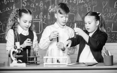 Küçük çocuklar. Bilim. Kimya bilimi. mikroskop ile biyoloji deneyleri. Küçük kızlar ve oğlanlar laboratuarda. Küçük çocuklar okul laboratuvarında kimya kazanıyorlar. Öğrenci hayatının tadını çıkarmak