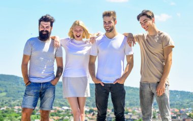 Yeni Dünya yükseliyor. Arkadaşlarımla harika vakit geçiriyorum. Dört kişilik bir grup. Özgürlük ve başarı. Gençlik psikolojisi. Gençler birbirlerine bağlanıyorlar. Erkek ve kadın gökyüzü arka planda