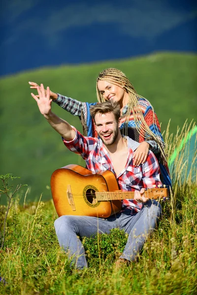 Friss levegő és tiszta érzések. Barát és barátnő gitárral. Túrás románc. Romantikus séta. Romantikus dal. A szerelem inspirálja őket. Gyönyörű romantikus pár boldog mosolygós arcok természet háttér — Stock Fotó