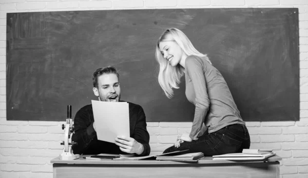 Estudantes em chalkboard fundo da sala de aula. Conceito de educação. Exame de admissão na faculdade. Prepare o exame final. Estudantes estudam antes do exame. ertificado prova que passou com sucesso vestibular exame — Fotografia de Stock