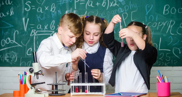 La reacción química ocurre cuando la sustancia se transforma en nuevas sustancias. Los alumnos estudian química en la escuela. Los niños disfrutan del experimento químico. La sustancia química se disuelve en otra. Explorar es tan emocionante. — Foto de Stock