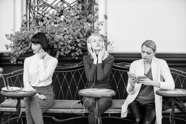 Különböző érdekek. Csoport csinos nők kávézó terasz szórakoztatják magukat olvasó beszél és hallgat. Információforrás. Női szabadidő. Hétvégi pihenés és pihenés. Hobbi és szabadidő — Stock Fotó