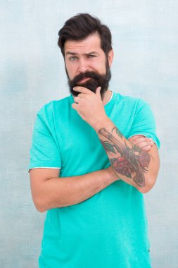 Sakalım, görünüşüm. Ciddi bir beyaz adam sakala dokunuyor. Tıraşsız, sakallı bir hippi. Sakallı, şık bıyıklı ve sakallı bir adam. Berber dükkanı. Berber salonu