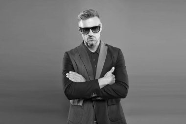 Güven duygusu beyler. Yakışıklı, kendine güvenen, olgun bir manken şık bir takım giyer. İş elbisesi tarzı. Lüks giyim mağazası. Elbiseyi aksesuara koy. Bespoke takımı her giyeni pohpohlar.