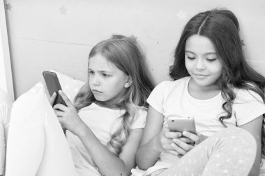 Çevrimiçi. Uyumadan önce sohbet ediyoruz. En iyi arkadaşlar. Kardeşler yatakta telefon kullanır. Tatlı rüyalar. Yatak odasında pijama partisi. çocukluk ve yeni teknoloji. İnternet sörfü. Çocuklar blog yazıyor. sabah titreşimleri