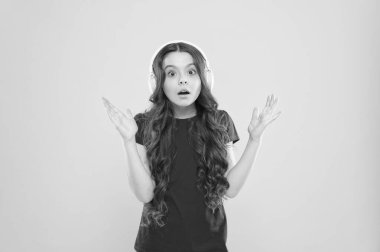 Duy ve yaşa. Sarı arka planda sevimli kulaklık kullanıcısı. Ayarlanabilir beyaz kulaklık takan küçük çocuk. Kablosuz kulaklık kullanan küçük kız. Stereo kulaklıkla müzik dinleyen sevimli çocuk