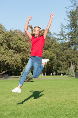 Harekete geçmeni sağlayan enerjik bir şarkı. Yeşil çimlerin üzerinden atlayan enerjik bir çocuk. Küçük kız kulaklıkla enerjik müzik dinlemeyi sever. Aktif ve enerjik. Hareket ve özgürlük. Müzik ve teknoloji