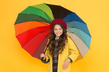 1 Eylül 'de ıslanmayacak. 1 Eylül 'de sonbahar tarzı şemsiye tutan tatlı bir kız öğrenci. Küçük çocuk 1 Eylül 'de okula geri dönüyor. Okulun ilk gününde küçük bir kız. 1 Eylül. Bilgi günü