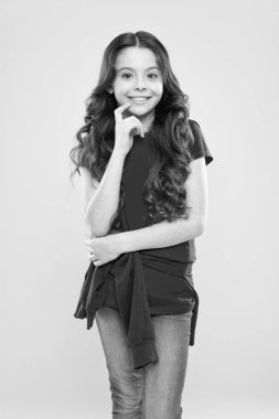 Değişikliği görebilirsin. Kıvırcık saç stili. Kuaför tavsiyesi. Uzun, sağlıklı, parlak saçları olan kız. Mükemmel bukleler. Kıvırcık saçlı şirin bir çocuk. Küçük kızın uzun saçları var. Genç manken.