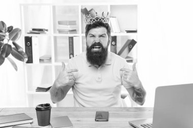 Ben en iyisiyim. Üstünlük ve kendine güven. Office kralı. İş yerinde, ciddi patron. Agresif patron size bağıran. Bana saygı. Altın taç adam kibirli kaba patronuyla ofiste oturmak