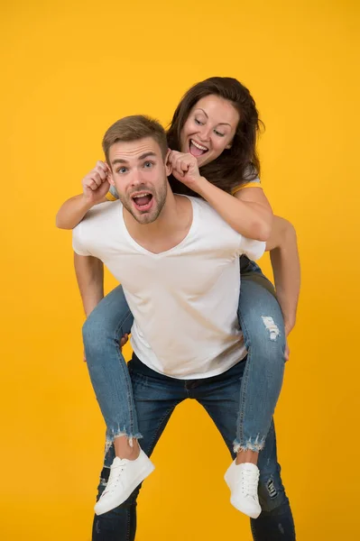 Je deviens fou ensemble. Femme et bel homme humeur folle. Couple fou amoureux s'amuser. Je me sens libre et folle. Les jeunes. Du temps en famille. Petite amie cochonne. Enthousiaste. Émotions positives — Photo