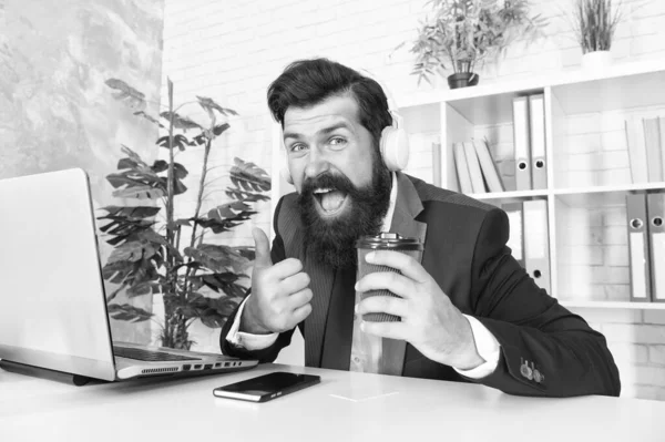 Konzept der Stressresistenz. Manager entspannen bei Lieblingsmusik und Tasse Kaffee. Regelmäßiger Morgen im Amt. Motivationsmusik. Viel Spaß. Gesangliches Hobby. Mann Büroangestellte hört Musik-Kopfhörer — Stockfoto