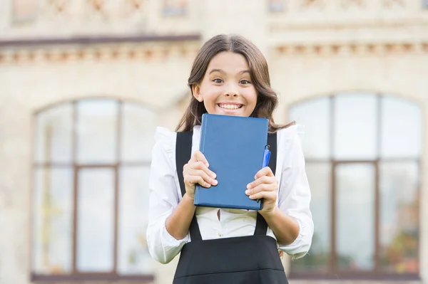 Ce qu'il y a dans ton livre. Joyeux petit livre de retenue d'enfant avec couverture bleue en plein air. Petite fille mignonne profiter de lire le livre de la bibliothèque. Réservez dans le futur. Connaissances et information — Photo