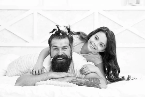 Um momento feliz. Raising girl. Criar penteado engraçado. Criança fazendo penteado styling pai barba. Ser pai significa estar presente para interesses infantis. Mudar de penteado. Cabeleireiro filha. Desfrutar da paternidade — Fotografia de Stock