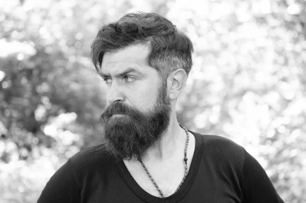 Guide de survie en milieu sauvage. Homme barbu hipster fond de feuillage lumineux. Le gars se détendre dans la forêt d'été. Bel homme avec barbe et moustache vacances d'été. Concept de saison chaude estivale. Soins du visage — Photo