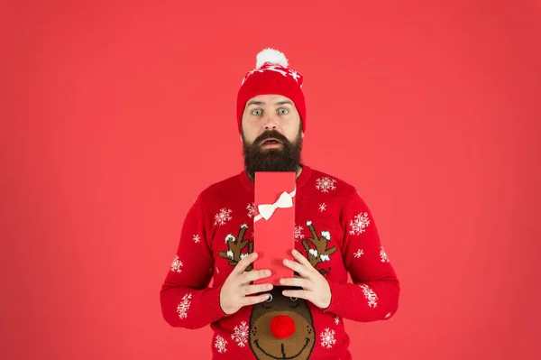 Concept cadeau de Noël. Achetez-le immédiatement. Temps de shopping. Respecter les traditions. Hipster en pull d'hiver. Joyeux Noël. Homme célébrer des vacances avec boîte cadeau. Cadeau du Père Noël. Bonne année — Photo