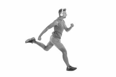 Favori parça listesi ile rahat egzersiz. Spor için kablosuz kulaklıklar. Modern kulaklık konsepti. Adam yakışıklı traşsız sporcu müzik kulaklık gadget dinlerken. Motivasyon için müzik dinleyin