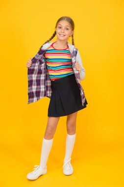 Sonbahar günleri için mükemmel katman. Sonbahar bakışlı mutlu küçük çocuk. Küçük kız sonbahar tarzında gülümsüyor. Gündelik sonbahar kıyafeti