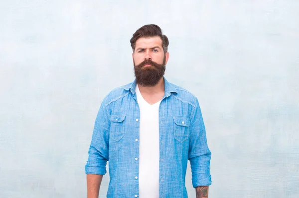 Emettono arroganza. Maestro parrucchiere. hipster maturo con barba. Barbiere. Un uomo barbuto serio. Stile moda casual maschile. Look denim. brutale hipster caucasico con i baffi. Fai sembrare i capelli magici — Foto Stock