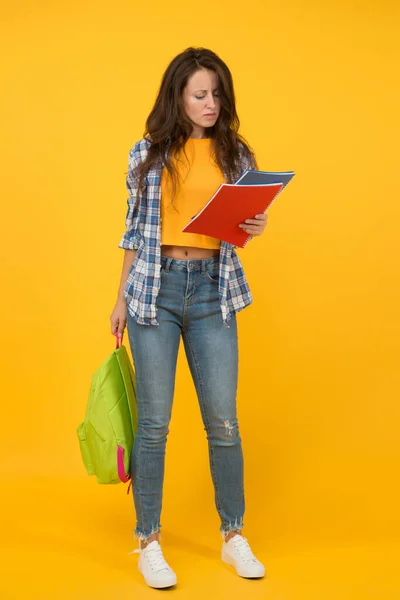 Het studentenleven. Schoolmeisje met rugzak. Een volwassen studente. eindexamen en afstuderen. Stijlvolle vrouw die studeert. Opgedragen aan studeren. College en universitair onderwijs. Testresultaat. Casual student — Stockfoto