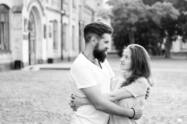 Love is in the air. Bearded man hugging adorable woman with love. Sensual couple in love on summer outdoor. Erotic love of hipster and sexy woman — Stock Photo, Image