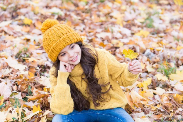 Routine de soins de la peau automne. Les enfants portent un chapeau tricoté chaud. Accessoire en laine chaude. Fille relaxant automne nature fond. Belle saison. Gardez au chaud cet automne. Enfant dehors. Insouciante et détendue — Photo