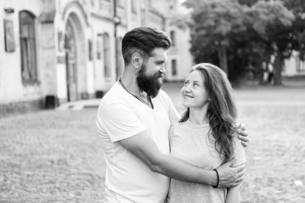 Casal apaixonado andando se divertindo. Casal relaxante se divertindo. Homem barbudo hipster e mulher bonita apaixonada. Amar o coração é a verdadeira sabedoria. Férias. Apaixone-se. Felizes juntos — Fotografia de Stock