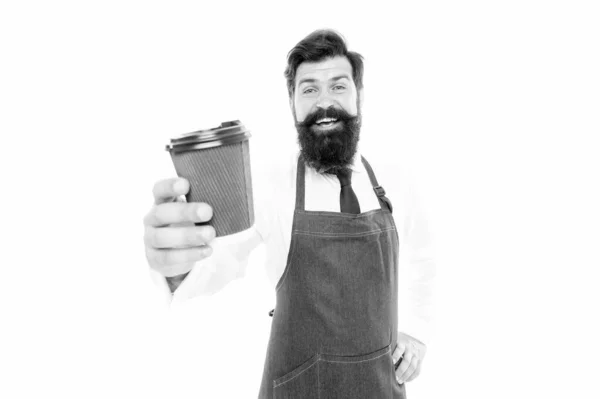 Maduro barista em avental isolado em branco. Mistura Robusta arabica. Inspirado com uma xícara de café fresco. Homem barbudo segurar xícara de café de papel. Barista preparou café para você. Desfrutando de café fresco — Fotografia de Stock