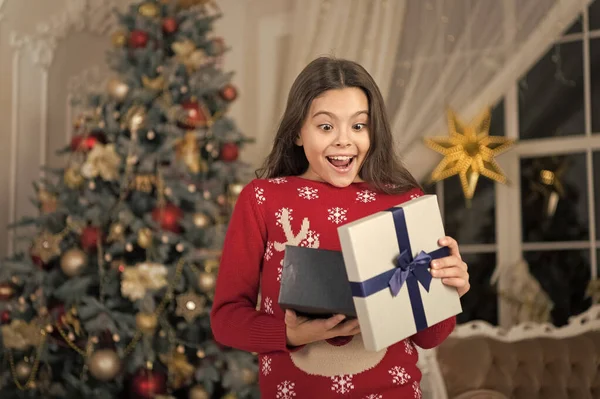 Fest jul. leverans julklappar. Söta lilla barn flicka med nuvarande xmas. Gott Nytt År. lycklig liten flicka firar vintersemester. juletid. Julhandeln — Stockfoto