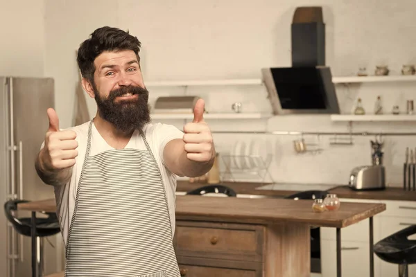 El mejor menú a la carta. Cocinero barbudo dando pulgares arriba y ofreciendo menú de restaurante. Feliz hipster emocionado con su menú de la cena. Publicidad para el menú del restaurante —  Fotos de Stock