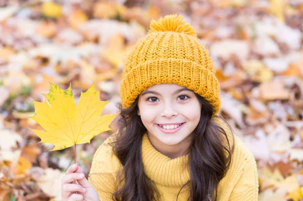 Heerlijk seizoen. Blijf dit najaar het warmst. Kind buiten. Zorgeloos en ontspannen. Herfst huidverzorging routine. Hij draagt een warme gebreide hoed. Warm wollen accessoire. Meisje ontspannen herfst natuur achtergrond — Stockfoto